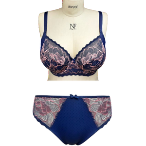 Conjunto de sujetador con aros y bragas de estilo romántico, de media copa, con realce, de poliamida y elastano, con encaje de poliéster y elastano - Product Image 1