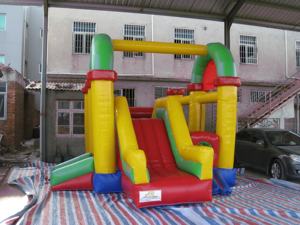 Château gonflable classique avec toboggan et tunnel en PVC pour locations de fêtes et événements - Product Image 3