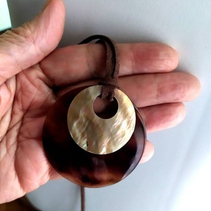 Collier pendentif en corne de buffle naturelle, bijoux éthiques - Product Image 1