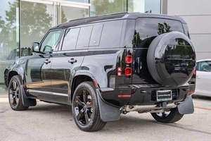 รถ SUV หรู ปี 2024 เครื่องยนต์ 4.1-6 ลิตร แบบดูดอากาศธรรมชาติ น้ำมันเบนซิน/แก๊สโซลีน เกียร์อัตโนมัติ พวงมาลัยซ้าย รุ่นแฟชั่น ภายในสีเข้ม หุ้มหนัง - Product Image 4