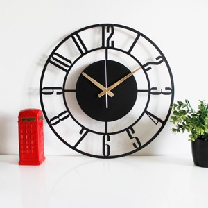 Reloj de pared de metal negro redondo de diseñador con diseño de marco único, acento decorativo perfecto para sala de estar, dormitorio u oficina - Product Image 1