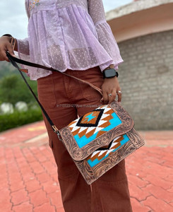 Nouveau sac en cuir usiné aztèque occidental de style innovant sac à bandoulière d'outillage marron Vintage sacs à main en cuir matelassé aztèque Unique - Product Image 3