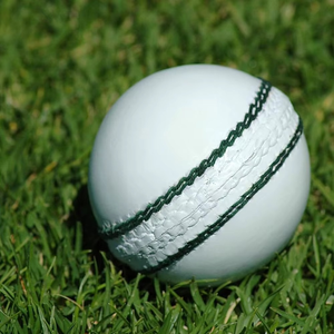 Balle dure de cricket fabriquée en usine Vêtements de sport de haute qualité Balle dure de cricket en pièces fraîches - Product Image 3