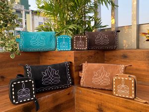 Sacs de toilette de voyage en cuir suédé à mailles ouvertes et petit coffret à bijoux portable en cuir suédé à mailles ouvertes pour femmes - Product Image 4