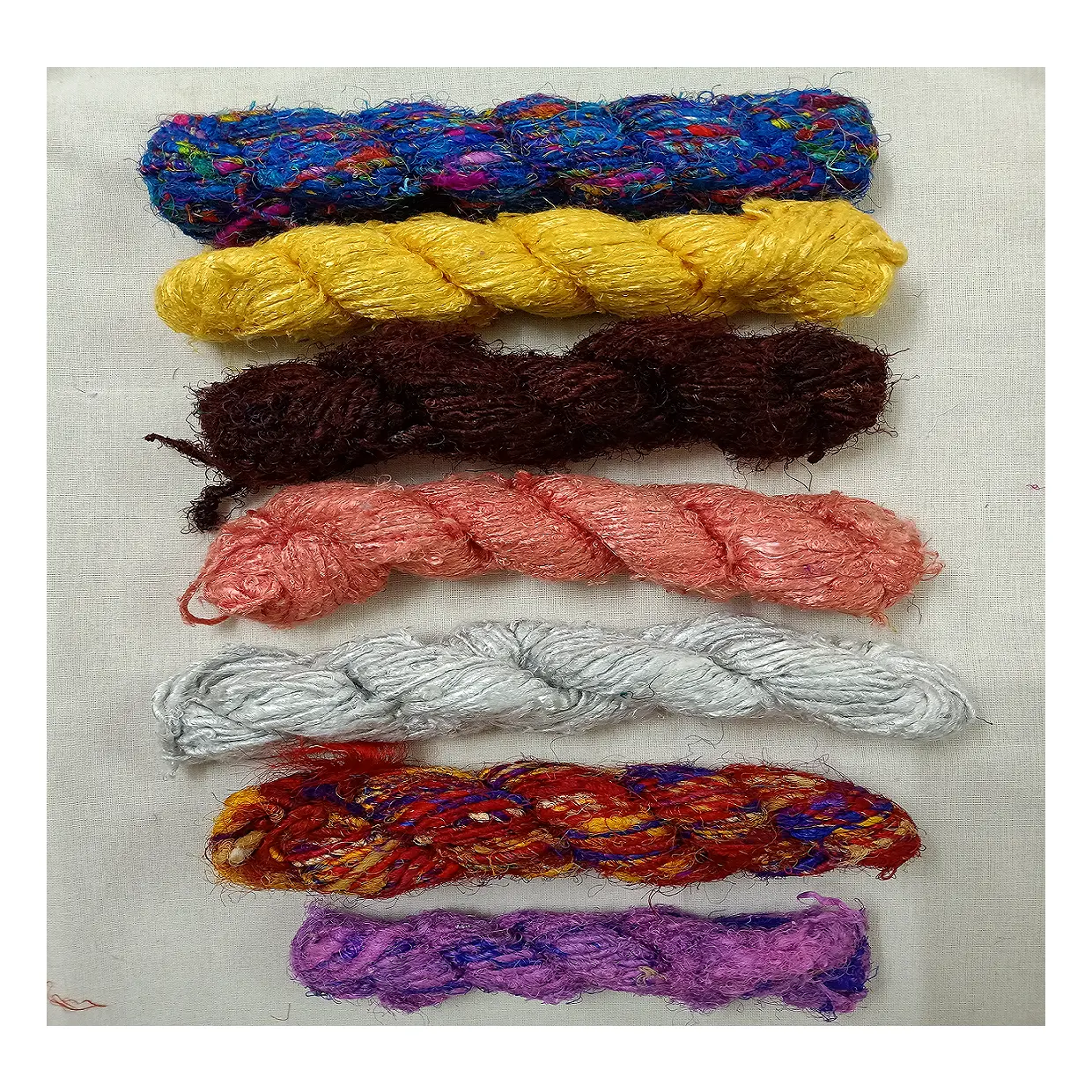 Разноцветная шелковая пряжа sari, изготовленная из переработанных шелковых волокон sari, доступны в 100 г мотка, 90 ярдов на Моток