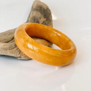 Bracelet artisanal en ambre baltique naturel ; Bracelet en ambre jaune, forme ronde, lisse et poli, naturel. - Product Image 1