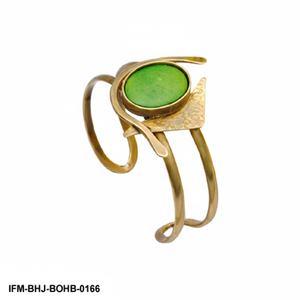 กำไลข้อมือทำมือจากเขาสัตว์สีเขียวและทองเหลือง ดีไซน์เรขาคณิตสไตล์โบฮีเมียน กำไลทองเหลืองปรับขนาดได้สำหรับผู้หญิง - Product Image 1