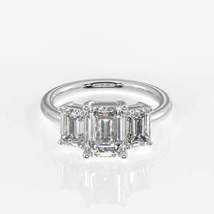 แหวนทองคำ 18K ประดับเพชรโมอิสซาไนต์ทรงเหลี่ยมมรกต ดีไซน์สามเม็ด - Product Image 6