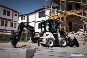 รถตักล้อยางขนาดเล็ก HMK 62T เครื่องยนต์ดีเซล สำหรับงานเกษตรและก่อสร้าง ใช้เครื่องยนต์ Kubota มาตรฐาน EPA สีดำ น้ำหนัก 3500 กก. - Product Image 3
