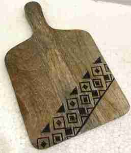 Grandes tablas de cortar de madera con pies antideslizantes para mayor estabilidad mientras se preparan comidas en la cocina - Product Image 3