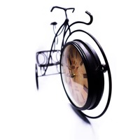 Incroyable horloge qui capte le rythme de la conduite, artisanat décent et voyage dans le temps sur la même piste, le temps roule sur roues