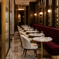 Ensemble de tables et chaises de restaurant modernes de luxe, banquette en velours bordeaux et table à manger en marbre pour hôtel, café