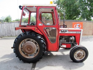Tractor Agrícola Massey Ferguson 240 de 65HP con Cabina Roja, Usado, de 40,001-50,000 Horas de Uso - Product Image 5