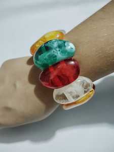 Pulseras anchas elásticas de cuentas de resina personalizadas curvas a mano recién llegadas de calidad superior con resina multicolor de la India por J H - Product Image 3