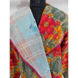 Veste Kantha courte vintage pour femmes avec bloc à la main en coton imprimé fleuri matelassé respirant à manches longues pour l'hiver tenue décontracté - Product Image 4