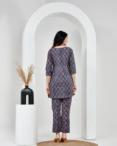 Ensemble coordonné en coton imprimé bleu marine Midnight Garden pour femmes, décontracté et quotidien, au meilleur prix - Product Image 4