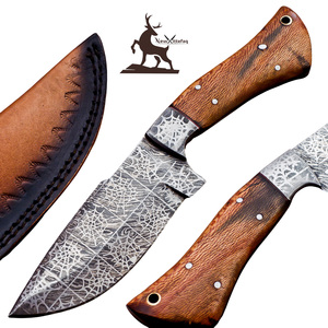 Couteau de chasse en acier Damas personnalisable OEM fait à la main manche en bois de rose gaine en cuir à motif torsadé pour EDC - Product Image 1