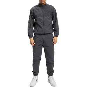 Logo personnalisé OEM, survêtement coupe-vent léger pour hommes, couleur unie, combinaison de sport à blocs en nylon 100% avec poches, écologique - Product Image 1