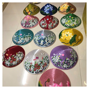 Sombrero Cónico Hecho a Mano con Hojas de Palma y Marco de Bambú para Protección Solar, Disfraz Cultural y Regalos de Recuerdo, Origen Vietnam - Product Image 1