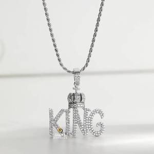 Colgante Hip Hop King Letter Hecho en oro blanco de 10kt y diamantes de moissanita de corte brillante redondo para unisex - Product Image 5