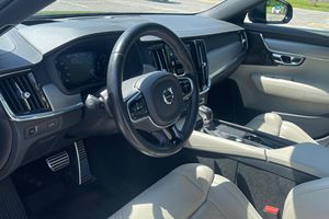รถยนต์ Volvo V90 T6 R-Design AWD ปี 2021 สภาพดีเยี่ยม เครื่องยนต์ 4 สูบ Twincharged 316 แรงม้า สี Denim Blue Metallic - Product Image 3