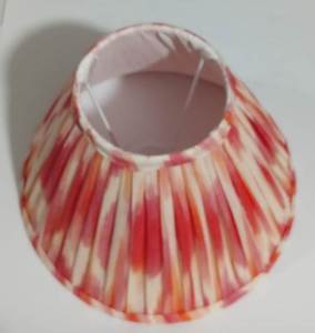 Pantalla de Lámpara de Seda Dupion con Parches Rojos y Azules para Lámpara de Escritorio con Portalámparas E14, Anillo Circular Plano de 23 cm de Diámetro - Product Image 5