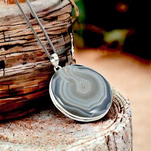 การออกแบบที่ทันสมัยเครื่องประดับที่ทําด้วยมือคุณภาพดีที่สุด 925 เงินสเตอร์ลิงลายนิลพลอยทรงกลมซัพพลายเออร์จี้ดูคลาสสิก - Product Image 2