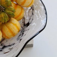 Bixuan handgemaakte soda-lime ivoorwitte wolkvormige mondgeblazen glazen schaal met zwarte rand, golvende rand, voet en modern kunstfruitdecor.
