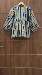 ชุดมินิเดรสสั้นแบบพิมพ์ลายเสือ Kyra ลำลองคอลึกและปิดโลโก้ด้านหน้า - Product Image 5