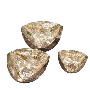 Bols de service triangulaires en métal martelés à la main modernes Bol à chocolat décoratif pour la décoration de la cuisine et de la table à manger à la maison - Product Image 1