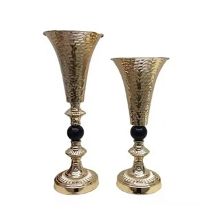 Vase en métal de style vintage avec finition dorée et design en perles noires pour une décoration élégante de la maison et une pièce maîtresse d'inspiration antique - Product Image 4