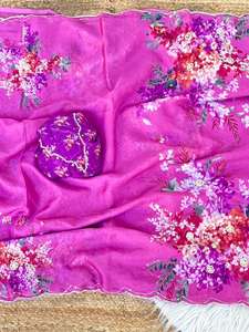 Sari en soie Teby pure et douce avec de magnifiques motifs floraux et broderies Moti faites à la main, bordure épaisse, séchage rapide et sans plis, idéal pour les occasions festives - Product Image 4