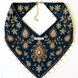Bandana de terciopelo con cuentas a mano de lujo, collar bordado de diseñador con perlas y detalles dorados - Product Image 1