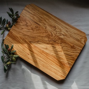 Planche à découper de luxe en bois massif avec construction épaisse et durable, parfaite pour la préparation des repas et la présentation de la cuisine élégante - Product Image 1