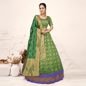 Elegante Lehenga Choli de Seda Banarasi con Diseño Clásico de Cuadros Tejidos y Dupatta en Contraste para Bodas y Fiestas - Product Image 5