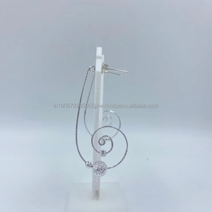 Meilleur prix Boucles d'oreilles en argent pur blanc de style vintage Détails de perles Boucles d'oreilles à breloques plaquées or pour cadeaux de fête de mariage pour femmes - Product Image 1