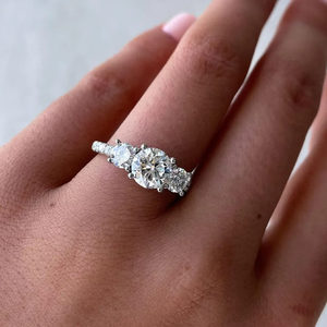 Bague de fiançailles à trois pierres en diamant de laboratoire de 2,00 CTW, diamants certifiés IGI, élégante, sertie en or massif 14 carats - Product Image 6