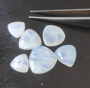 พลอยมูนสโตนธรรมชาติทรงไตรลิออนขนาด 4 มม.-30 มม. แบบหลังแบน สำหรับทำเครื่องประดับ ขายส่ง - Product Image 5