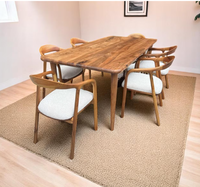 Table à manger carrée de style européen moderne, finition noyer, bois de manguier massif avec piédestal en bois, un élément de décoration métallique élégant