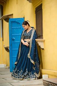 Nouvel ensemble de lehenga choli et de blouse en soie Vichitra orné de paillettes, conçu par des designers, pour les mariages et Diwali - Product Image 5