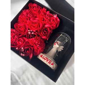 Scatola regalo di rose e campana illuminata