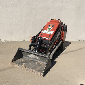 Mini-chargeuse compacte Ditchwitch SK800 à louer, modèle 2020, avec moteur Yanmar, boîte de vitesses PLC, pompe hydraulique KYB et engrenages haute performance - Product Image 3