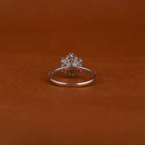 Anillo de compromiso chapado en oro macizo de 18 quilates con certificación IGI, corte en forma de flor, Diamante cultivado en laboratorio con ajuste de halo de moda, anillos finos - Product Image 3