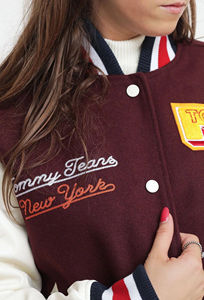 Chaqueta Universitaria Personalizada para Mujer con Mangas de Cuero, Chaqueta Deportiva Elegante para Mujer, Estilo Letterman, para Uso Casual - Product Image 2