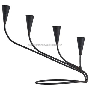 Bougeoir en fer forgé vintage à 3 bras forgé à la main en métal noir pour la décoration intérieure et les cadeaux de Noël - Product Image 1