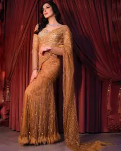 מעצבת חדשה הודית לובשת עבודה רקומה בסגנון בוליווד בסגנון ליהנגה קומ סארי עם צ'ולי