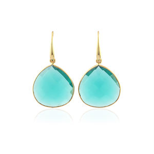 Boucles d'oreilles pendantes hypoallergéniques en apatite quartz taille checker, laiton massif plaqué or 18 carats, serties en forme de cœur - Product Image 1