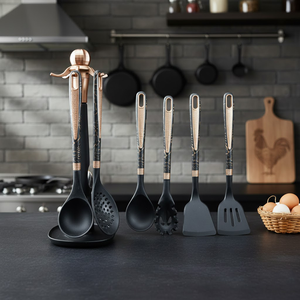 Ensemble de 7 cuillères en silicone importées, noires avec manche doré, résistantes à la chaleur, sans BPA, compatibles lave-vaisselle, pour la cuisine - Product Image 1