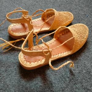 Vente en gros de pantoufles et sandales marocaines en raphia faites à la main, chaussures tissées écologiques pour femmes et hommes, fournisseur direct de commandes en gros - Product Image 2