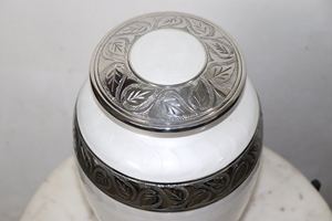 โกศเพลิงศพโลหะอลูมิเนียมขนาดใหญ่คุณภาพดีที่สุดมุกสีขาวพร้อมแกะสลักกุหลาบสีเงินรุ่น CU1 สําหรับผู้ใหญ่ - Product Image 5